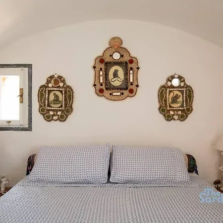 Oliviero's Stone, Villa *